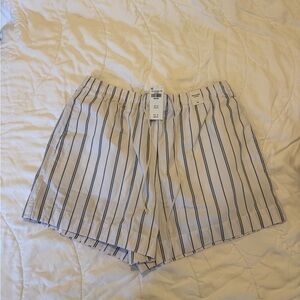 Abercrombie mid-rise short